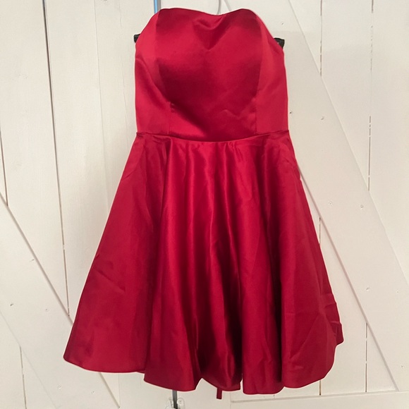 Beautiful satin dress, never worn - Picture 2 of 5